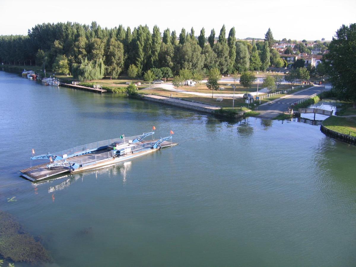 Camping Belle Riviere Chaniers Exterior foto