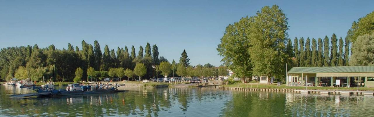 Camping Belle Riviere Chaniers Exterior foto